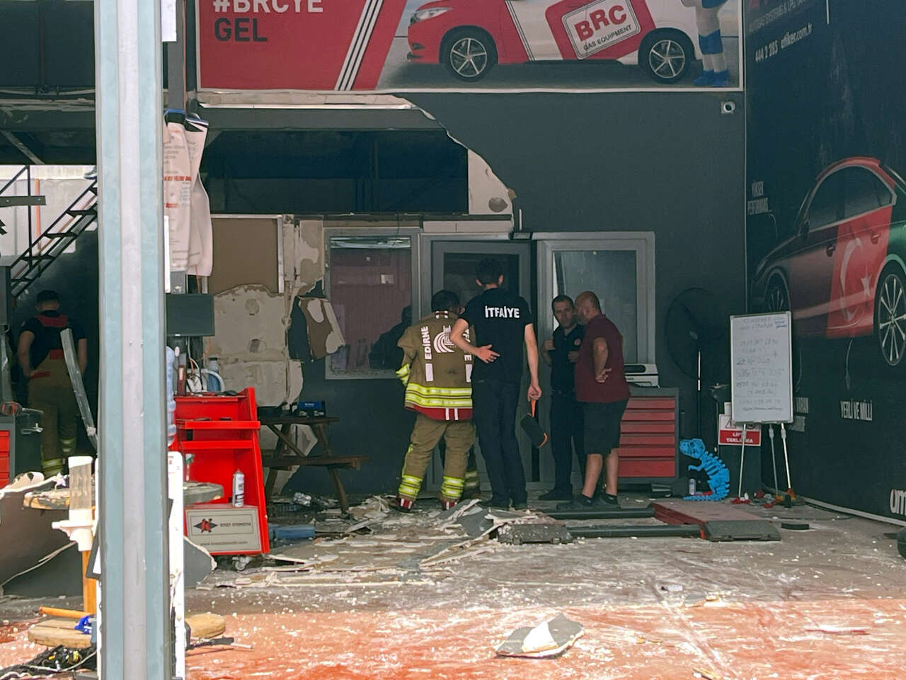 Oto tamircide patlama! İş yeri sahibi ağır yaralı 10
